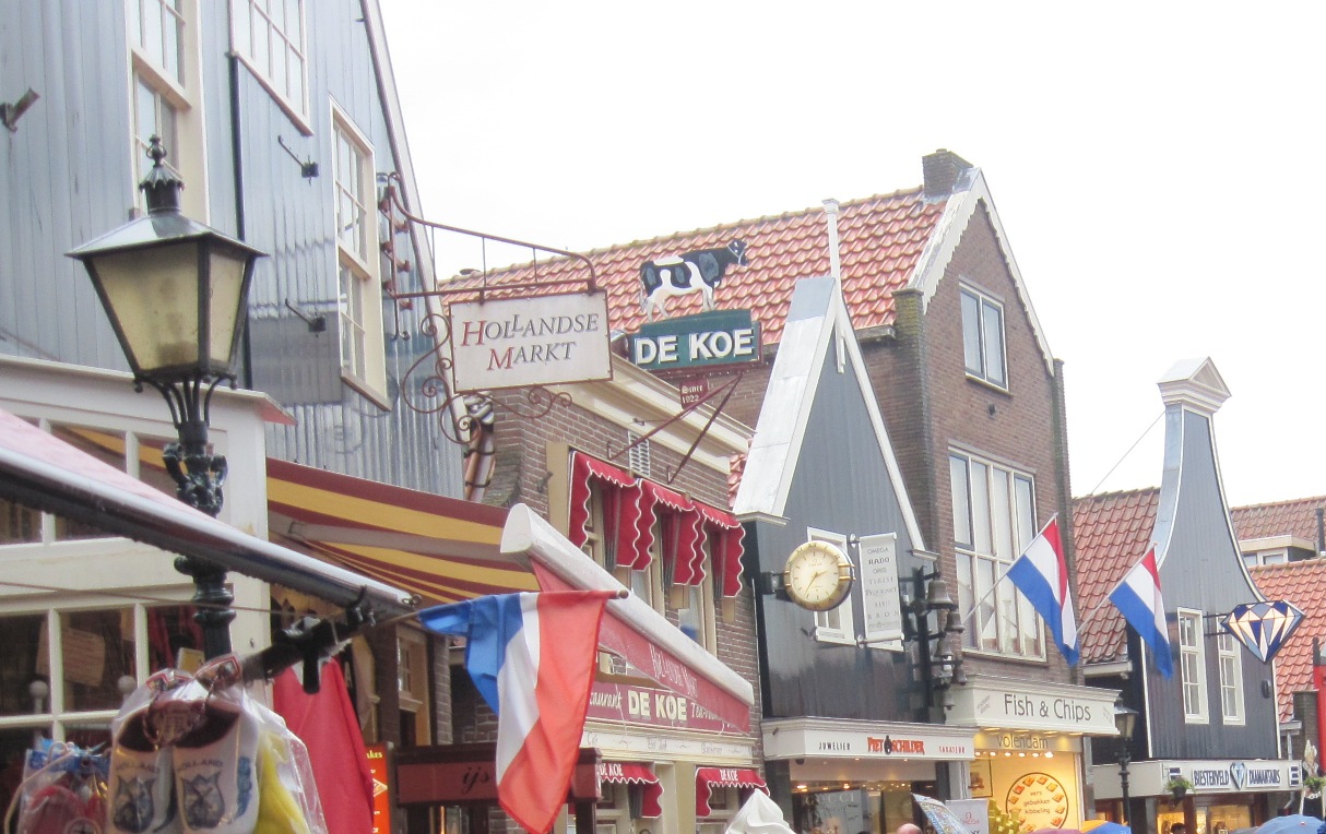 11- Volendam- Case e negozi  sotto la pioggia